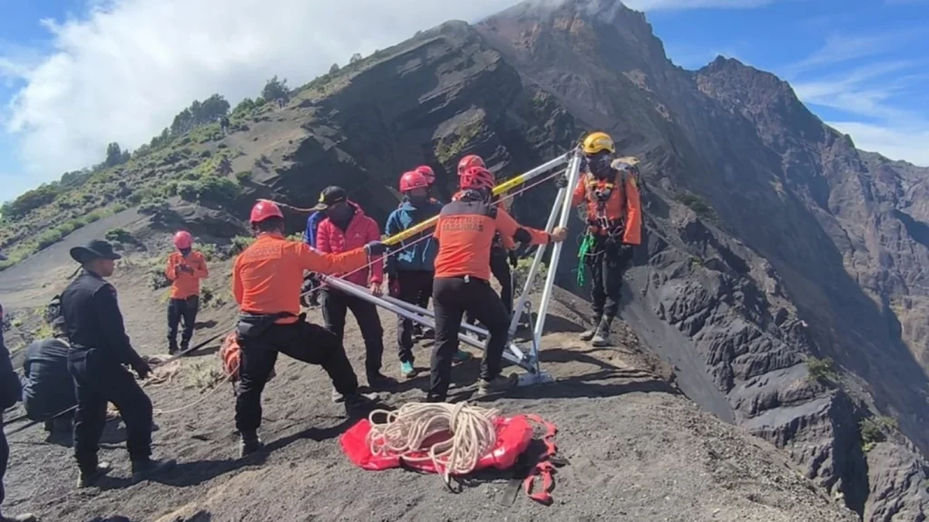 Tim SAR Evakuasi Jasad Pendaki Brasil di Gunung Rinjani
