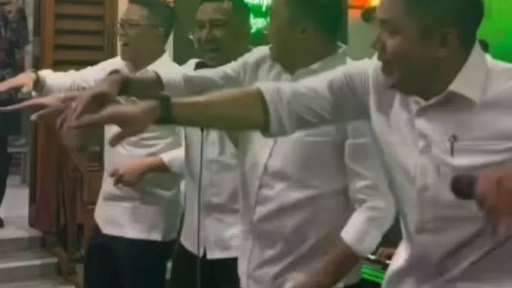 Menteri Kabinet Merah Putih Tampilkan Kebersamaan di Warung Bakmi setelah Kongres PSI