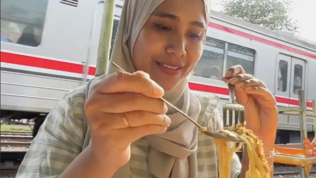 Menelusuri Kuliner Menarik di Pinggir Rel Kereta