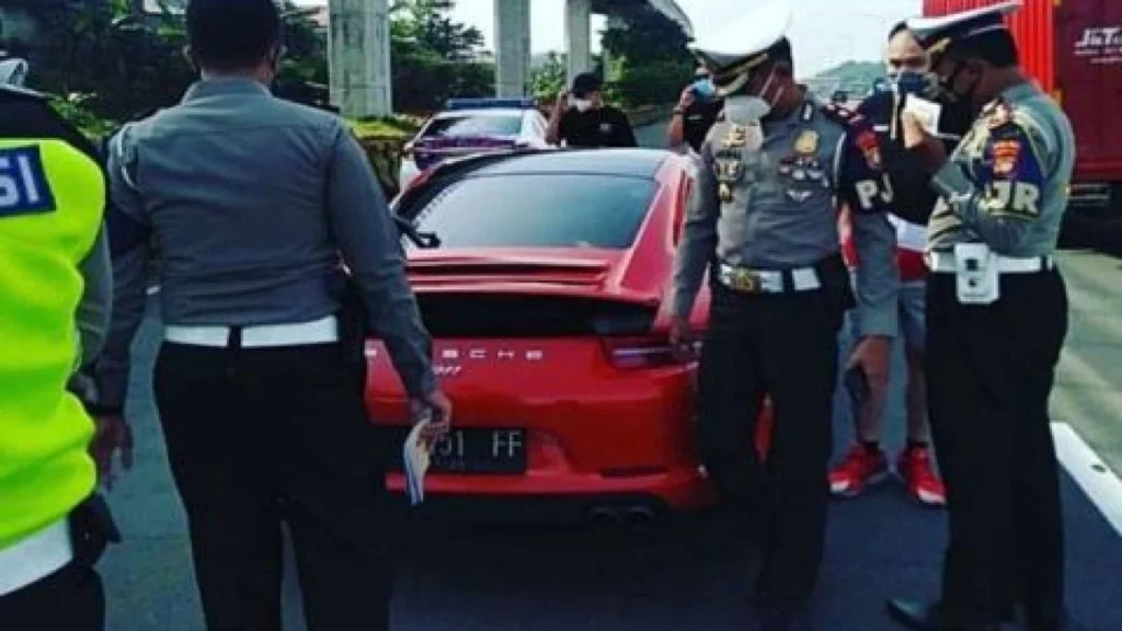 Penindakan 30 Mobil Sport Tanpa Pelat Nomor di Jakarta