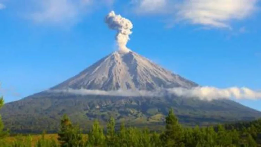 Aktivitas Erupsi Gunung Semeru: Sejumlah Letusan Terjadi dalam Sehari