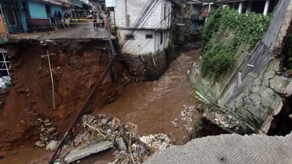 Operasi Pencarian Korban Banjir Bandang di Bogor