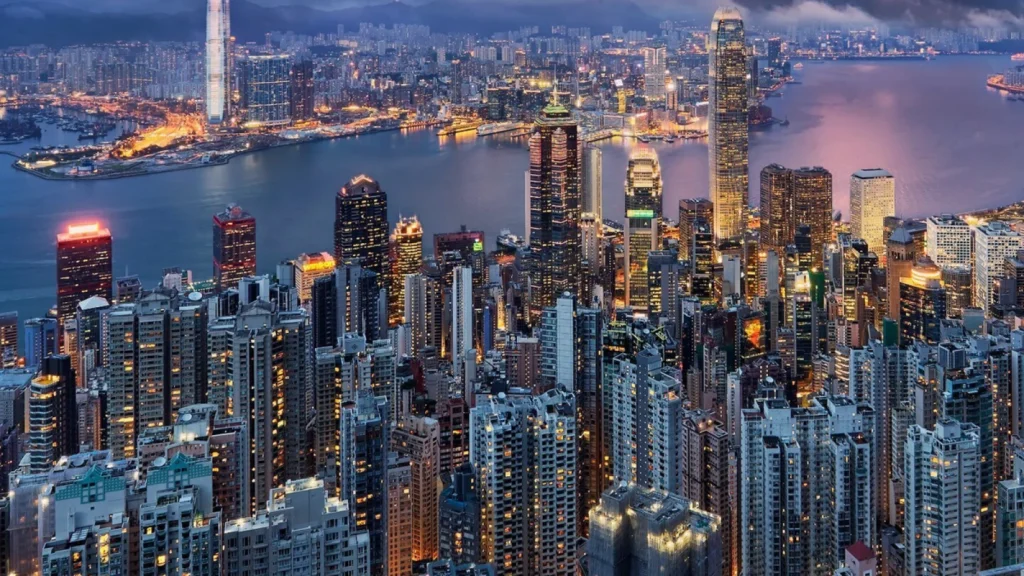 Hong Kong Dilanda Topan Wipha, Ratusan Penerbangan Dibatalkan dan Kerusakan Luas Terjadi