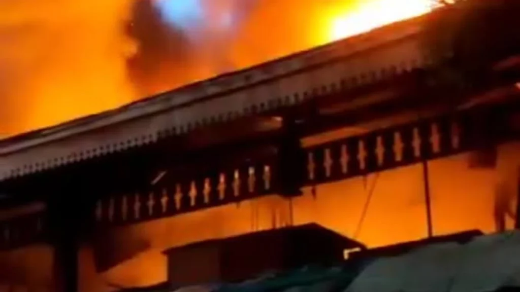 Kebakaran Melanda Pasar Taman Puring, Puluhan Kios Terbakar