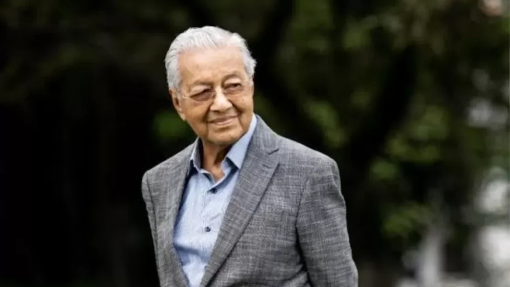 Mahathir Mohamad Rayakan Ulang Tahun ke-100, Mengenang Seabad Perjalanan Hidupnya