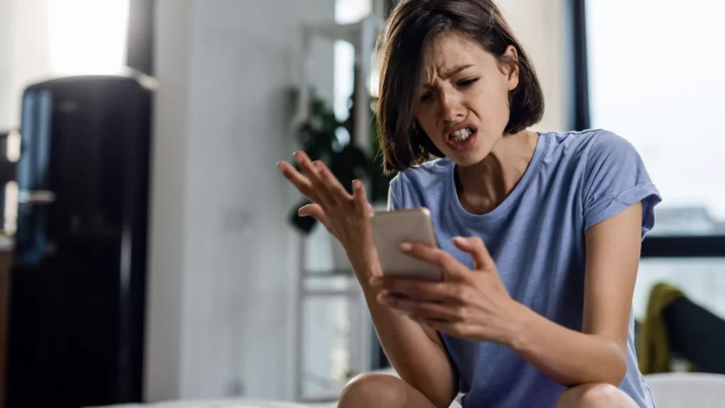 Mengungkap Fenomena Doomscrolling: Perilaku yang Mengganggu Kesehatan Mental