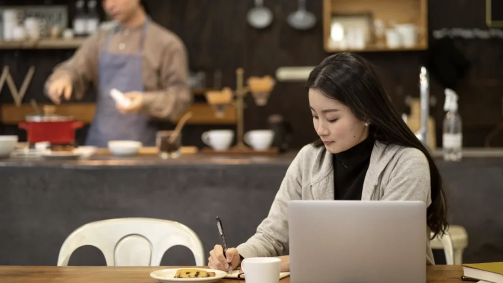 Panduan Etika Bekerja dari Kafe: Tips untuk Sukses WFH