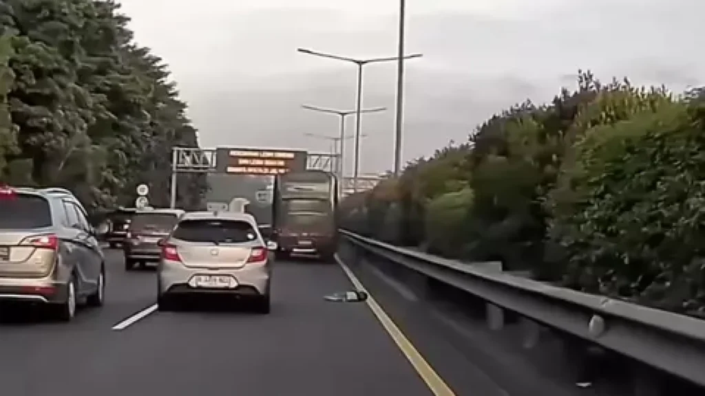 Bocah Terjatuh dari Bus Mabes AD di Tol JORR: Insiden Viral dan Respon Cepat