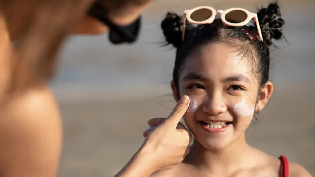 Membedah Perbedaan Sunscreen dan Sunblock untuk Perlindungan Kulit yang Tepat