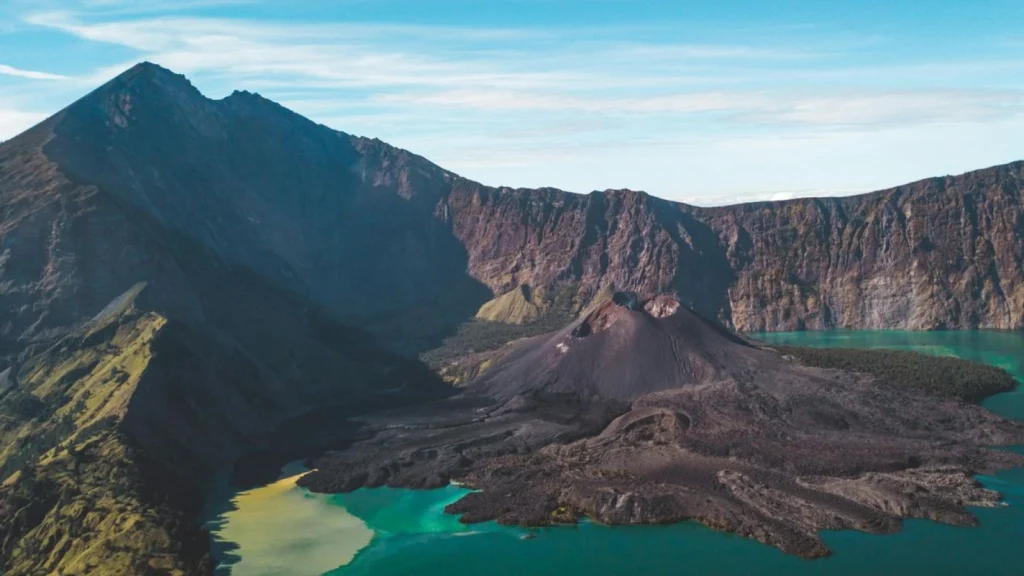 Kecelakaan Mendaki Gunung Rinjani: Wisatawan Swiss Terjatuh dan Dievakuasi