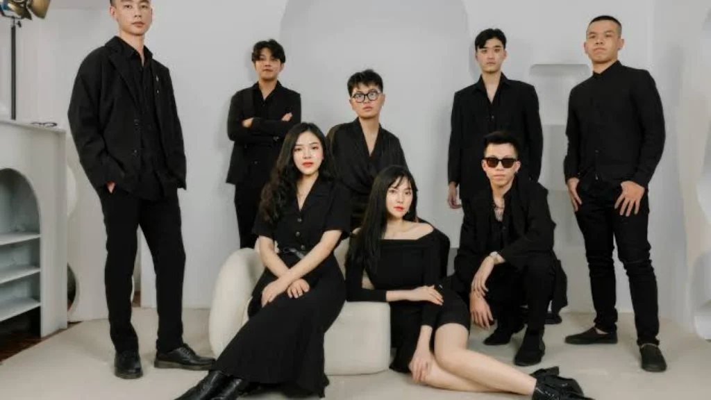 Keanggunan Outfit Serba Hitam: Gaya yang Tidak Pernah Mati