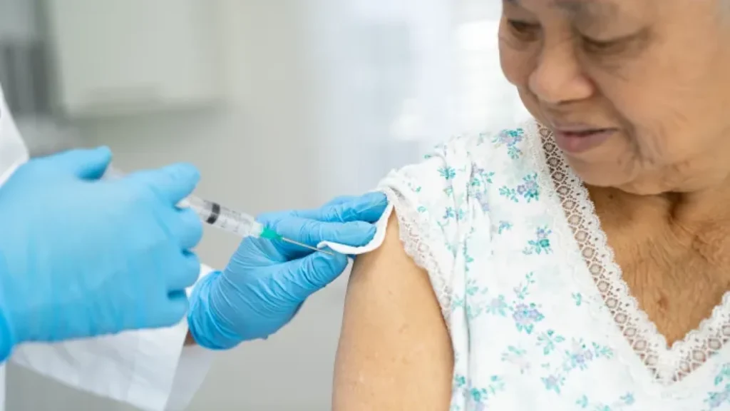 Pentingnya Vaksinasi Flu untuk Lansia: Pelindung Kesehatan di Usia Tua