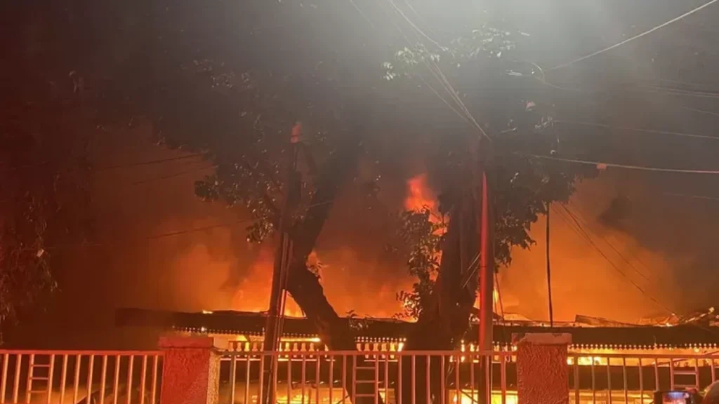 Kebakaran Melanda Pasar Taman Puring, 724 Kios Terbakar
