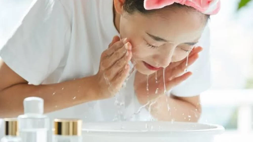 Perbandingan Micellar Water dan Oil Cleanser: Mana yang Lebih Baik untuk Pembersihan Wajah?