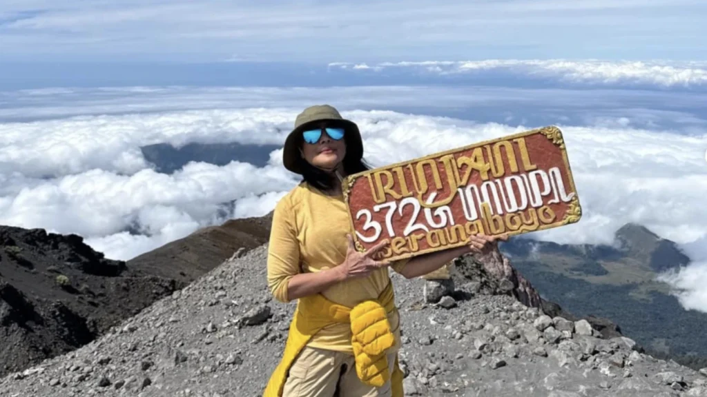 Atiek CB Mencetak Prestasi dengan Pendakian Gunung Rinjani
