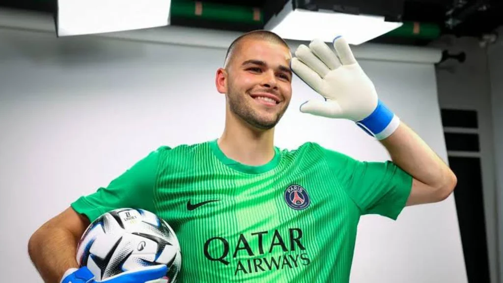 PSG Resmi Rekrut Lucas Chevalier, Masa Depan Donnarumma Dalam Sorotan