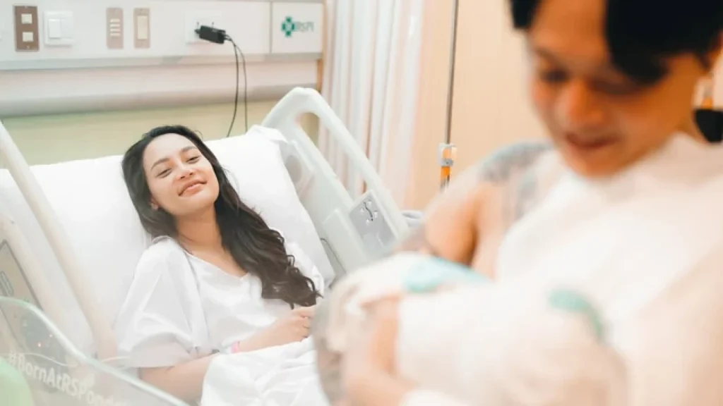 Erika Carlina Melahirkan Anak Pertama: DJ Bravy Hadir di Sampingnya
