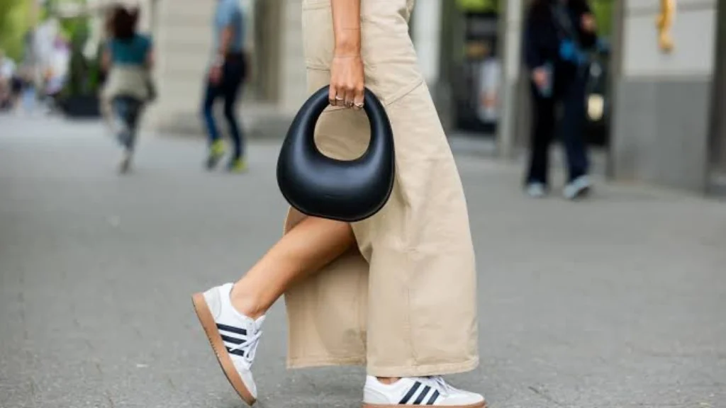Cara Stylish Menggandeng Sneakers di Kehidupan Sehari-hari