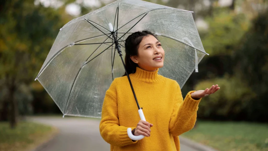 Cara Stylish Berpakaian di Musim Hujan dengan Turtleneck