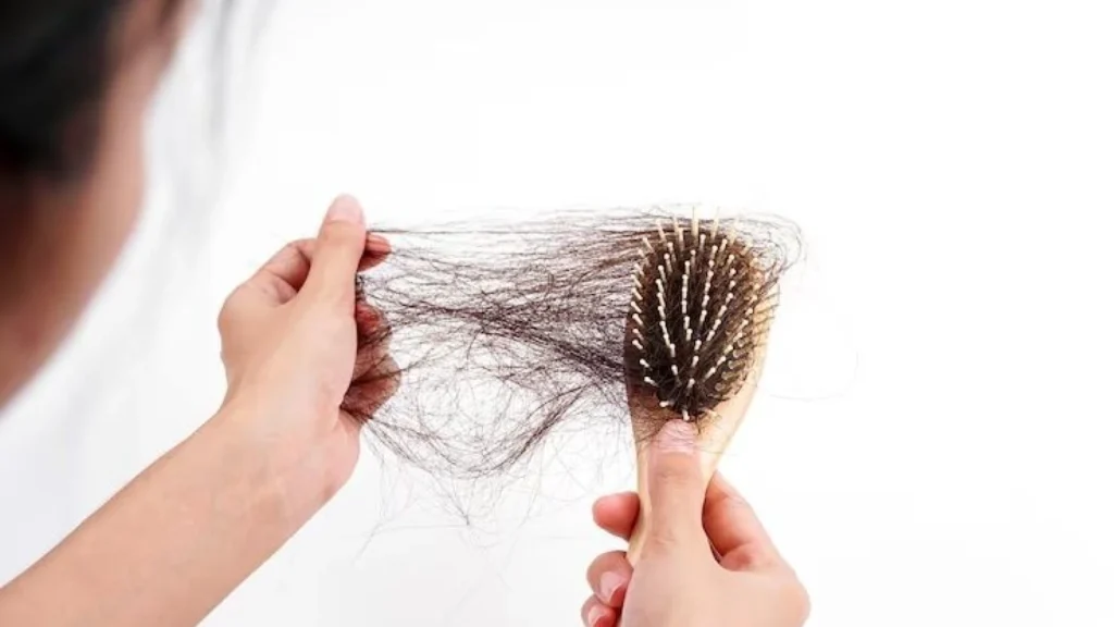 Tips Mengatasi Rambut Rontok Secara Alami