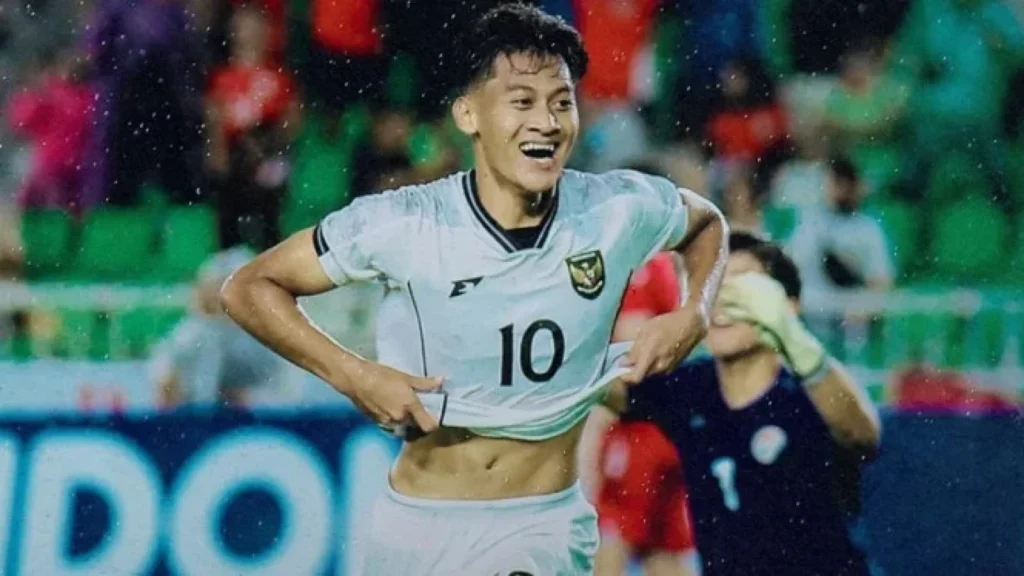 Kejadian Lucu Striker Timnas U-17 yang Jatuh ke Parit Saat Rayakan Gol