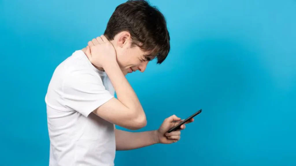 Mengenali dan Mengatasi Leher Kaku Akibat Penggunaan Gadget