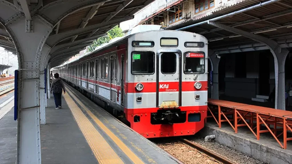 Insiden KRL Anjlok di Stasiun Jakarta Kota: Semua Penumpang Selamat