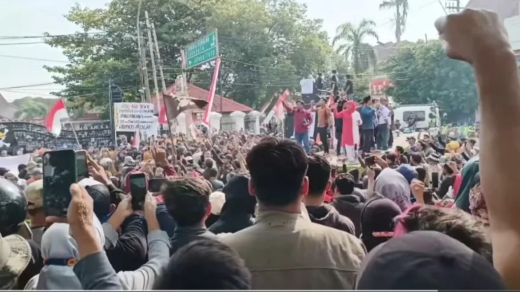 Warga Cirebon Protes Kenaikan Pajak Bumi dan Bangunan